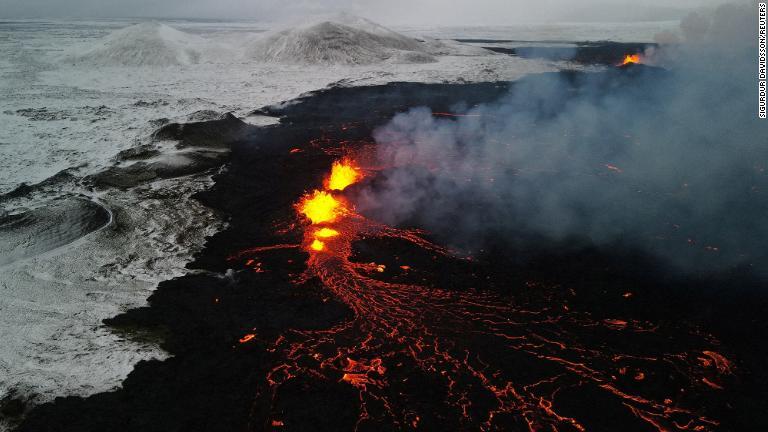 グリンダビークの北側の噴火口から流れ出す溶岩をドローンで撮影/Sigurdur Davidsson/Reuters