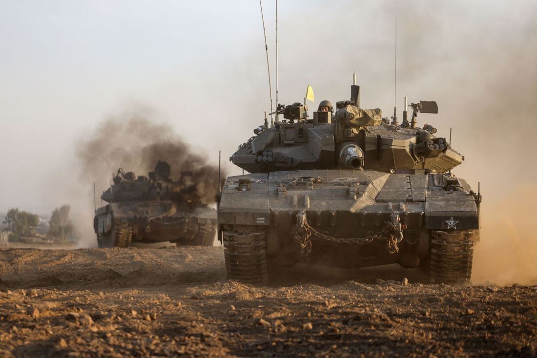 ガザ境界近くを移動するイスラエル軍の戦車＝１２月３日/Menahem Kahana/AFP/Getty Images