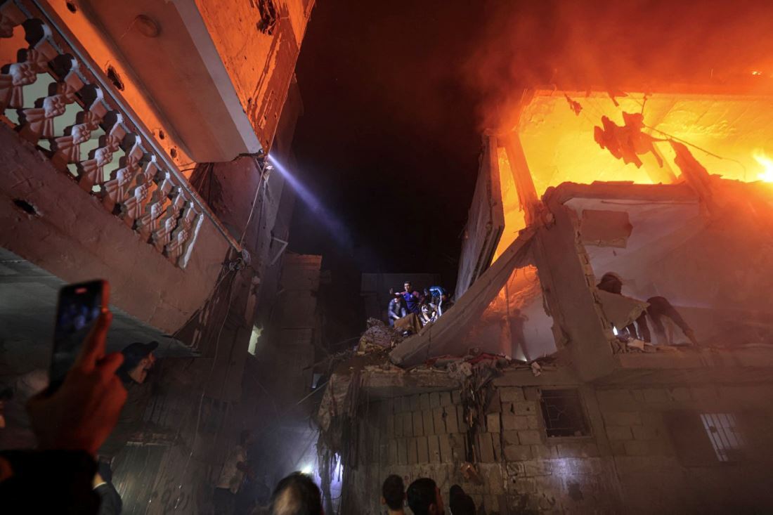 損壊した建物で生存者を探す人々＝１２月６日、パレスチナ自治区ガザ地区ラファ/Mahmud Hams/AFP/Getty Images