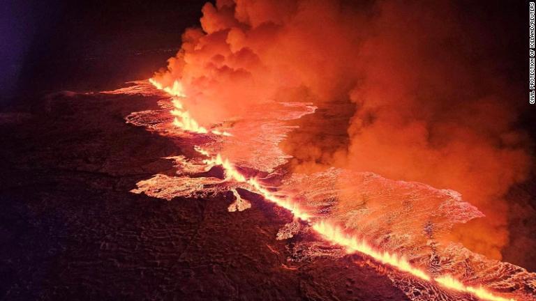 グリンダビーク近郊の火山から噴き出す溶岩と煙/Civil Protection of Iceland/Reuters