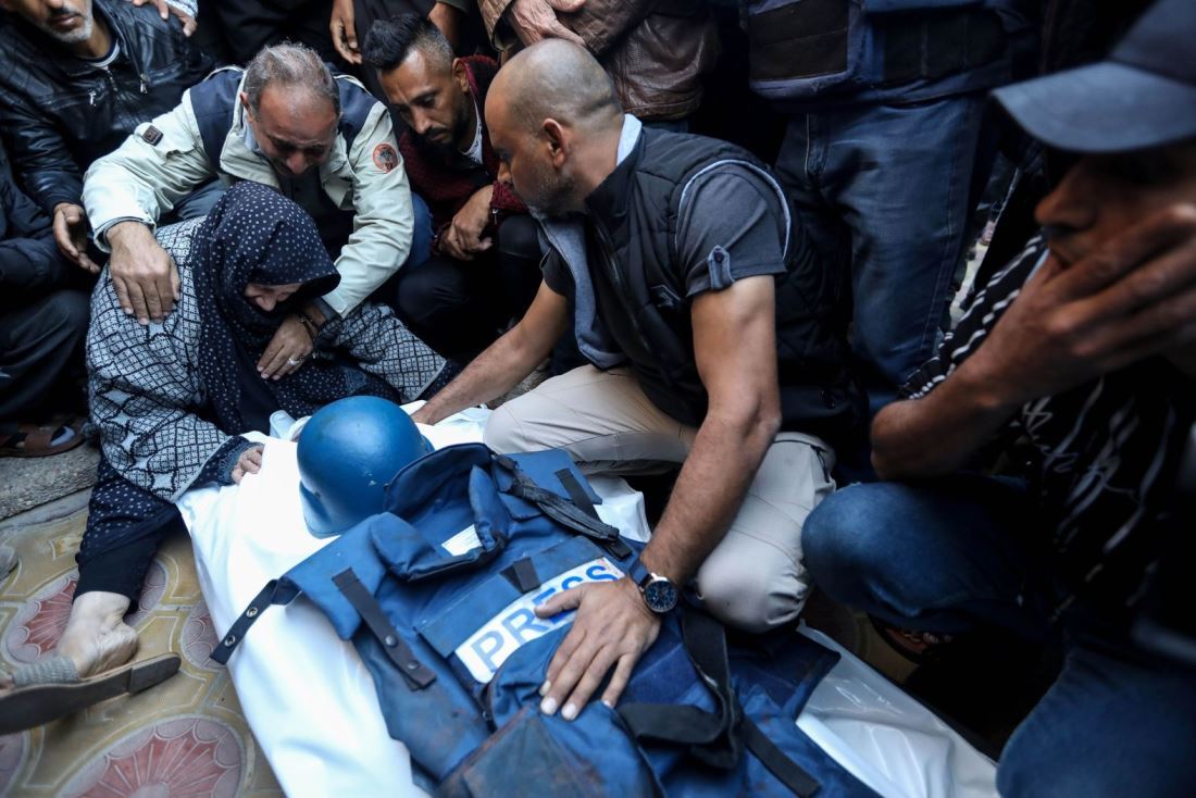 取材中に死亡したアルジャジーラのカメラマン、サーメル・アブダッカさんに別れを告げる遺族ら/Ahmad Hasaballah/Getty Images