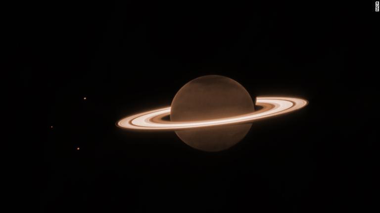 ウェッブ望遠鏡が捉えた土星とその衛星/NASA
