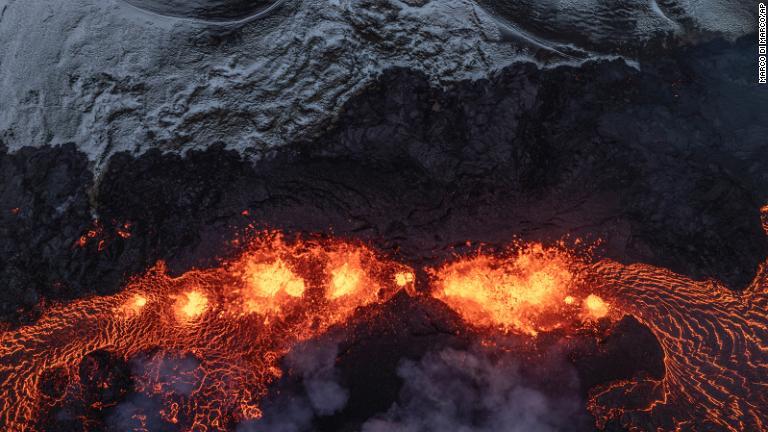グリンダビークの活火山の活動を捉えた空中写真/Marco Di Marco/AP