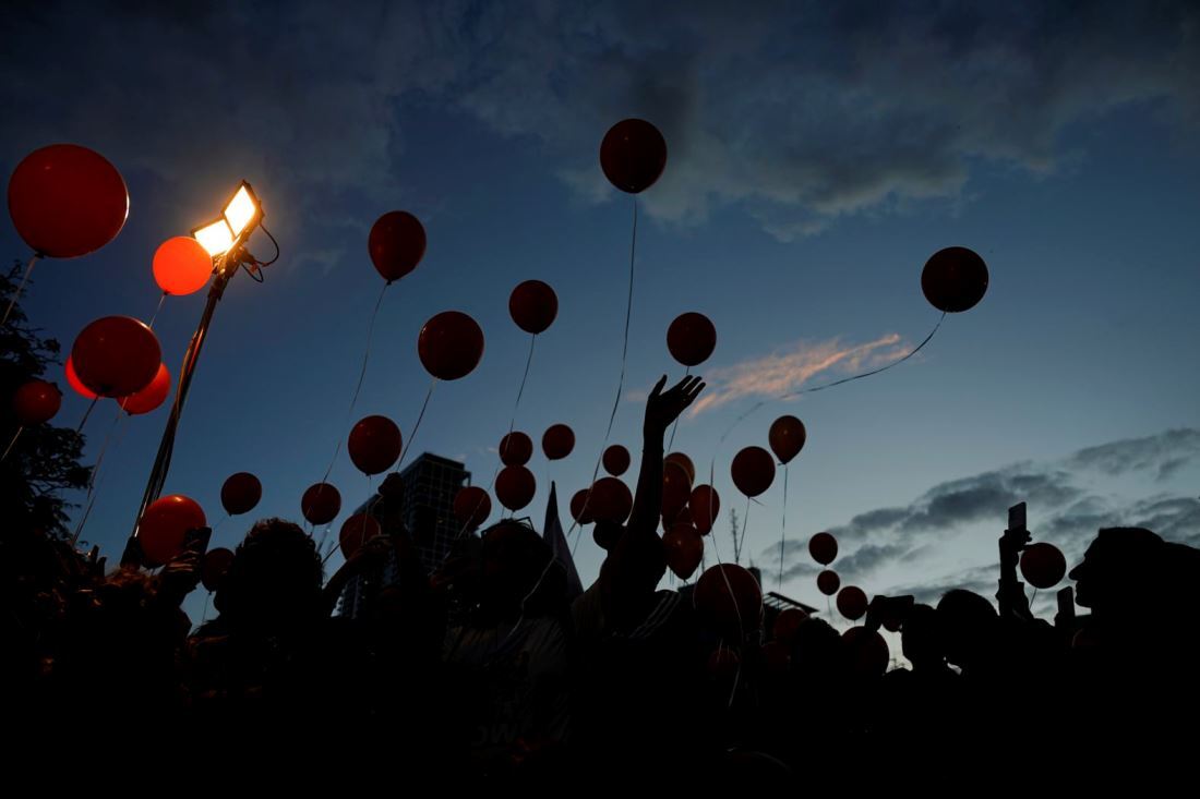 人質の解放を求めて風船を空に放つデモ参加者＝１１月２８日、イスラエル・テルアビブ/Ariel Schalit/AP