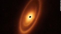 地球から２５光年離れた位置にある若い恒星「フォーマルハウト」を取り巻くちりの輪