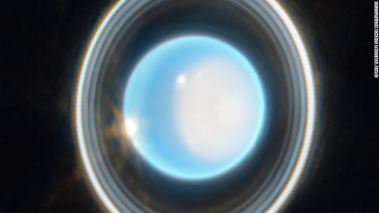 ウェッブ望遠鏡が捉えた天王星の画像。天王星の輪や北極冠を覆う明るい靄（もや）が写っている/Space Telescope Science Institut/STScI
