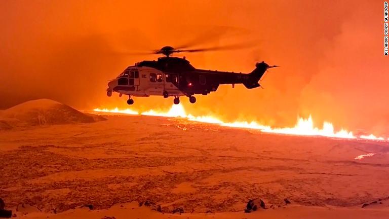 マグマの近くを飛行するアイスランド沿岸警備隊のヘリコプター/Icelandic Coast Guard/AP