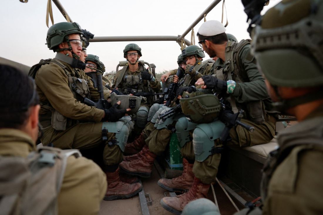 ガザ南部近郊を移動するイスラエル軍の車両＝１２月４日/Amir Cohen/Reuters