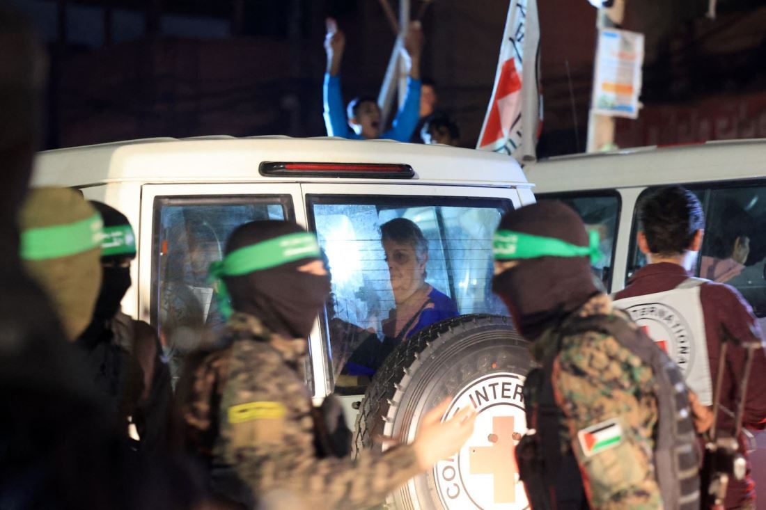 人質を乗せてラファ検問所に向かう赤十字の車両の警備にあたるハマスとイスラム聖戦の戦闘員＝１１月２８日/Stringer/AFP/Getty Images