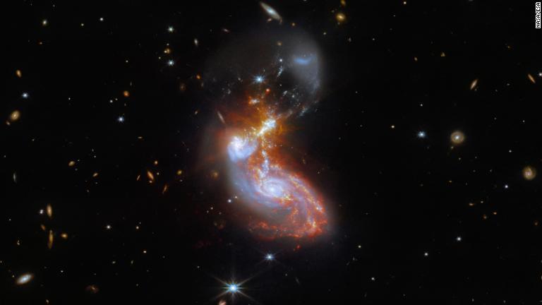 いるか座で合体して渦巻き型をつくる銀河のペア「II ＺＷ９６」/NASA/ESA
