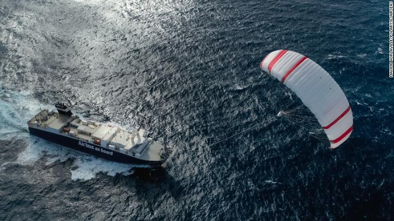 カイトを利用して貨物船を曳行する技術「シーウイング」は、仏企業エアシーズが開発した。二酸化炭素の排出量を平均で２０％カットできるという/Maxime Horlaville/polaRYSE/Airseas
