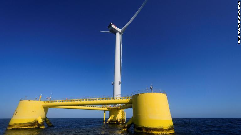 ポルトガル北部の沿岸に設置された「世界初のセミサブ型洋上風力発電浮体」。２０２０年から稼働している/MIGUEL RIOPA/AFP/AFP via Getty Images