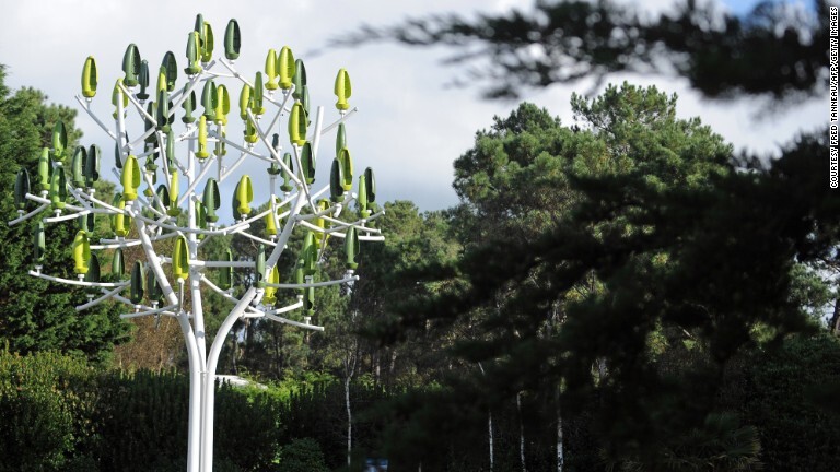 葉を思わせる多数のタービンから発電する「ウインドツリー」の試作型。仏企業ニューワールドウインドが開発している/Courtesy FRED TANNEAU/AFP/Getty Images