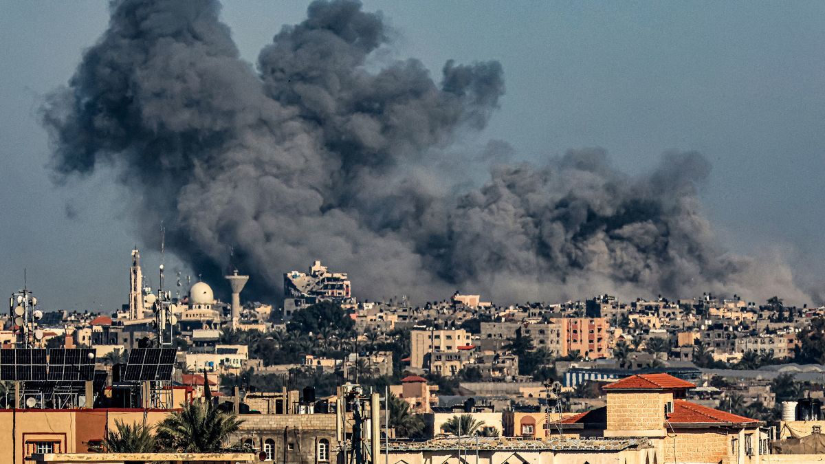イスラエル軍の攻撃を受けるガザ地区ラファから立ち上る煙＝１６日/Said Khatib/AFP/Getty Images