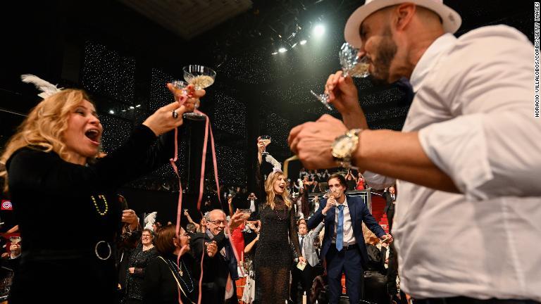 祝杯を挙げる人々＝ポルトガル/Horacio Villalobos/Corbis/Getty Images