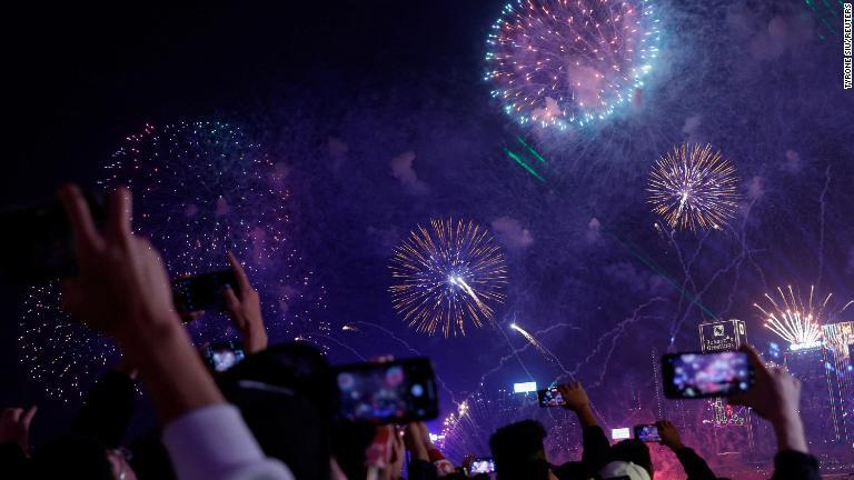 夜空に打ち上げられる花火＝香港/Tyrone Siu/Reuters