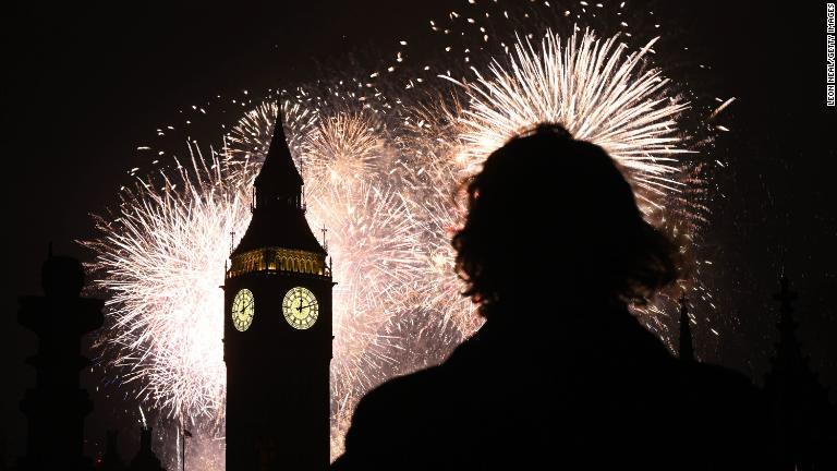 花火で浮かびあがる時計塔「ビッグベン」＝ロンドン/Leon Neal/Getty Images
