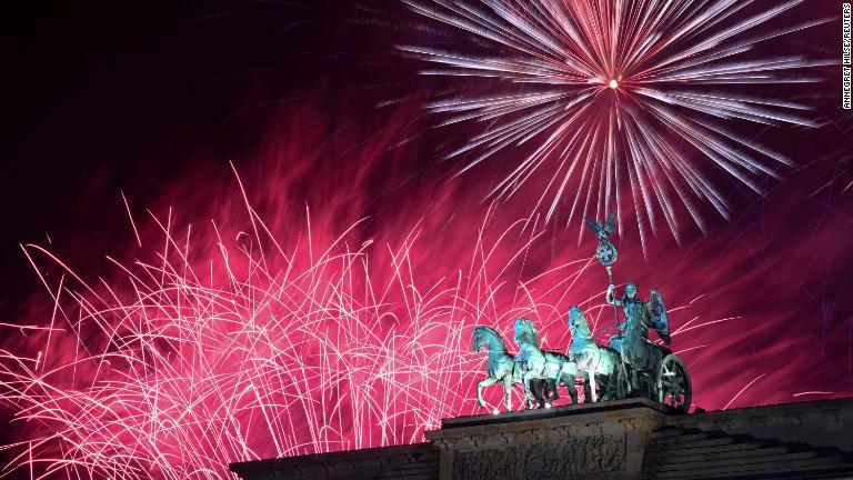 ブランデンブルク門を彩る花火＝ドイツ・ベルリン/Annegret Hilse/Reuters