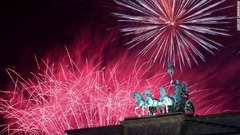 ブランデンブルク門を彩る花火＝ドイツ・ベルリン