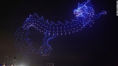 竜の形を作るドローン＝韓国