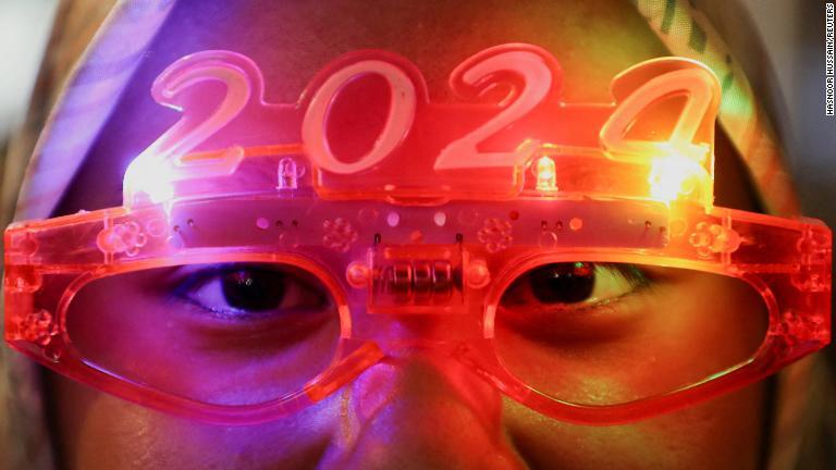 「２０２４年」の眼鏡をかける女性＝マレーシア・クアラルンプール/Hasnoor Hussain/Reuters