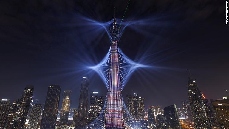 光に彩られる高層ビル「ブルジュ・ハリファ」＝アラブ首長国連邦ドバイ/Amr Alfiky/Reuters