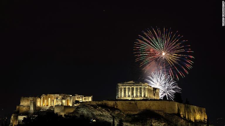 パルテノン神殿の上空に打ちあがる花火＝アテネ/Yorgos Karahalis/AP
