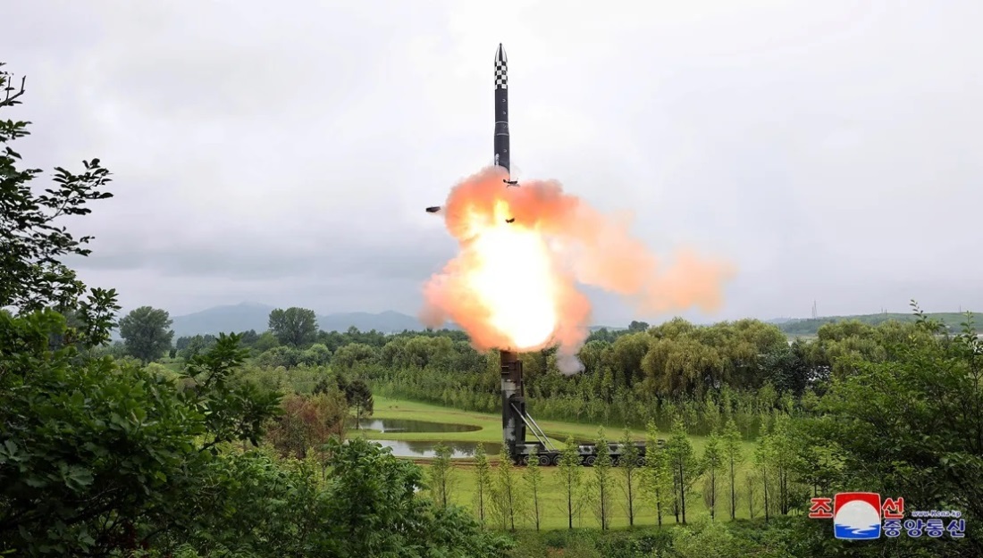 非公開の場所から打ち上げられた北朝鮮の弾道ミサイル＝２０２３年７月/KCNA/Reuters