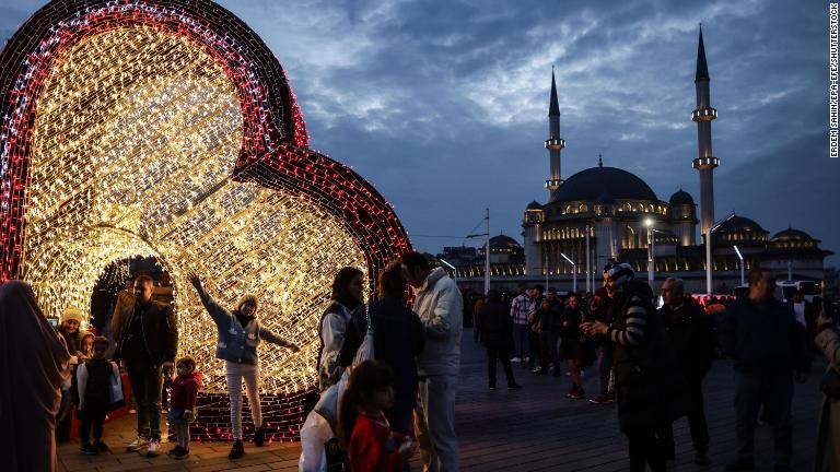 飾りの前で写真を撮る人々＝トルコ・イスタンブール/Erdem Sahin/EPA-EFE/Shutterstock