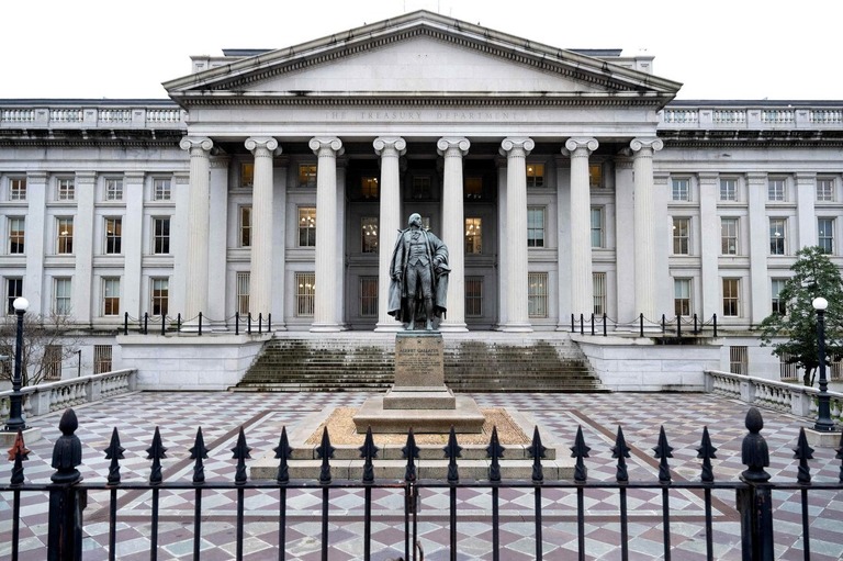 米国の債務が過去最高の３４兆ドルに達したことがわかった/Saul Loeb/AFP/Getty Images