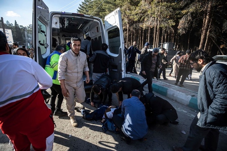 爆発後、手当てを受ける負傷者＝３日、イラン・ケルマン/Mahdi Karbakhsh Ravari/Mehr News Agency/AP