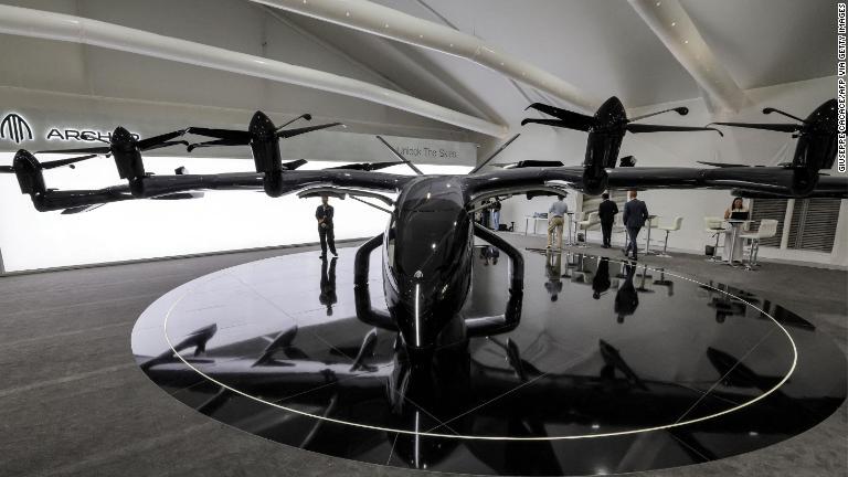 ドバイ航空ショーで展示されたアーチャー・アビエーションの電動垂直離着陸機/Giuseppe Cacace/AFP via Getty Images