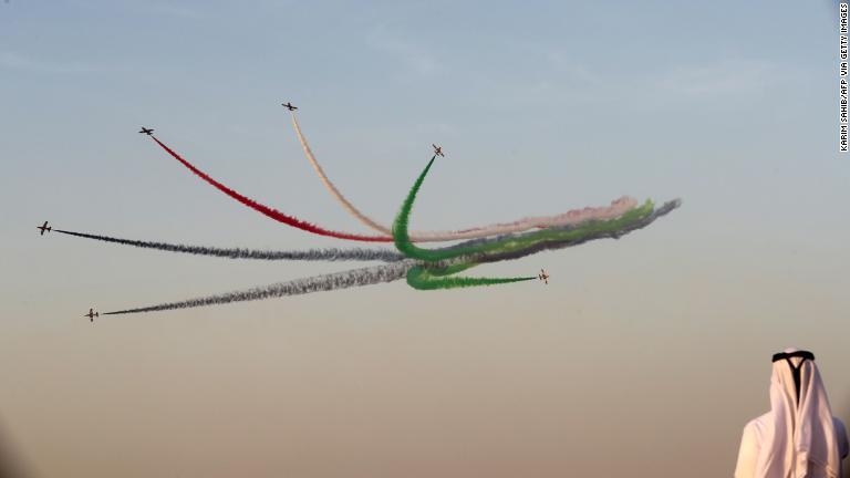 ドバイ航空ショーではアラブ首長国連邦（ＵＡＥ）のチームによる飛行も行われた/Karim Sahib/AFP via Getty Images