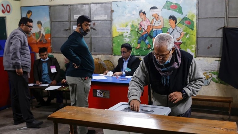投票を行う男性＝７日、バングラデシュ首都ダッカ/Mohammad Ponir Hossain/Reuters