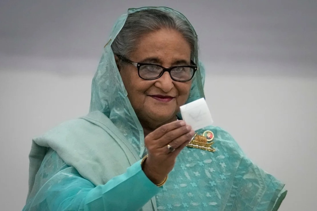 投票用紙を見せるハシナ首相＝バングラデシュ首都ダッカ/Altaf Qadri/AP