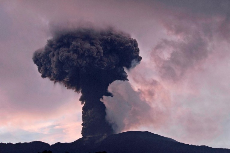 インドネシアのマラピ火山が１４日、昨年１２月に続き再び噴火した/Givo Alputra/AP