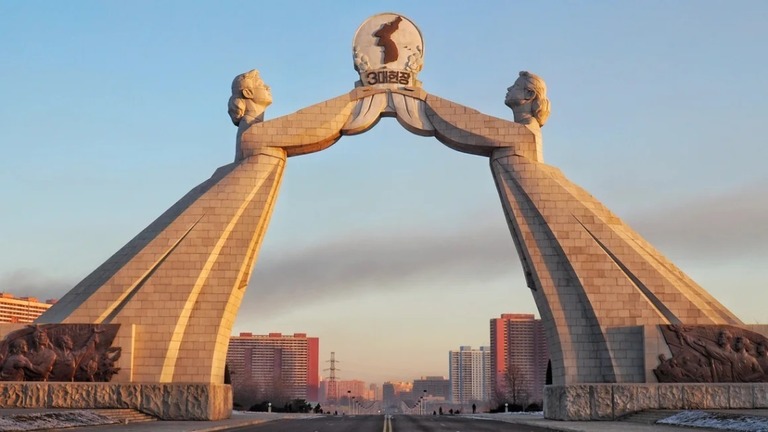 北朝鮮にある「祖国統一三大憲章記念塔」/Catriona MacGregor/iStockphoto/Getty Images