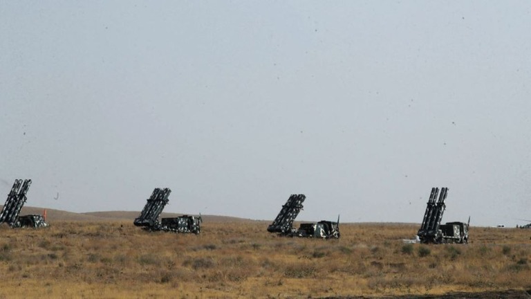 イラン北西部で演習を行う革命防衛隊のミサイル発射装置＝２０２２年１０月１７日撮影/Wana News Agency/Reuters/File