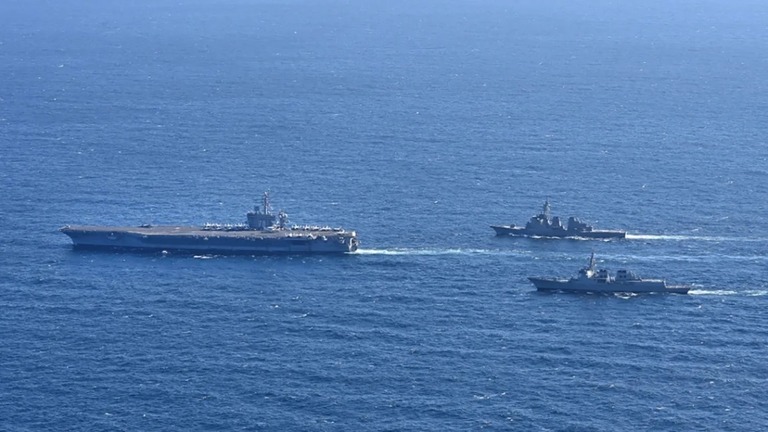 日米韓による済州島付近での合同海上演習に参加する米空母「カールビンソン」（左）/South Korea's Defence Ministry