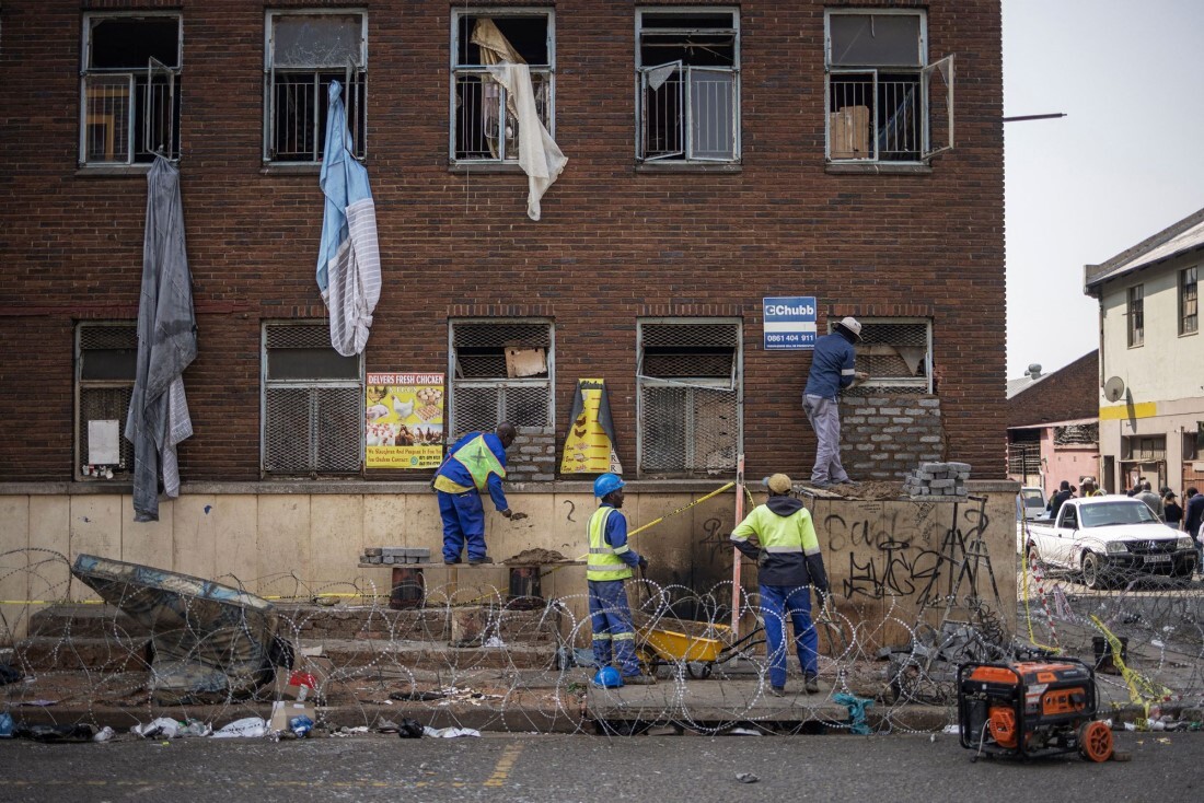 火災が発生した集合住宅の周囲を封鎖する作業員たち＝２０２３年９月６日/Michele Spatari/AFP/Getty Images