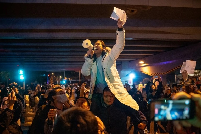 白い紙を手に抗議デモを行う人々＝２０２２年１１月、北京/Stringer/Bloomberg/Getty Images