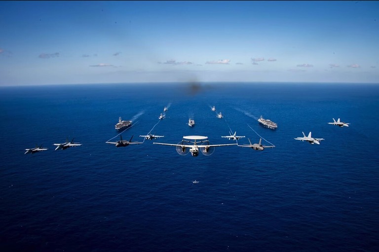 演習で飛行する米海軍の航空機＝１月３１日、フィリピン海/US Navy