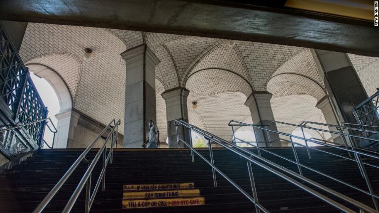 ６系統のブルックリンブリッジ・シティーホール駅（マンハッタン区）の出口/Rita Nannini