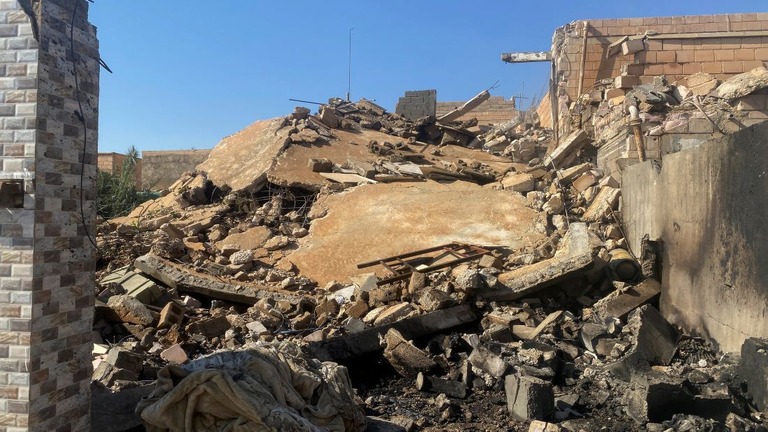 ３日、イラクのアルカイムで米軍が行った空爆により破壊された建物/Stringer/Reuters
