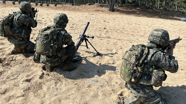 上陸の演習後、内陸部に銃を向ける韓国軍海兵隊/Brad Lendon/CNN