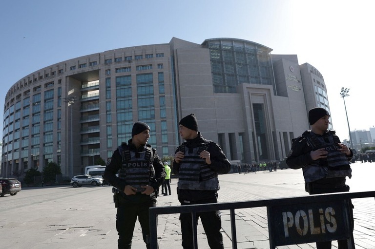 銃撃事件発生後、裁判所前で警備を行う警察官＝６日、イスタンブール/Murad Sezer/Reuters