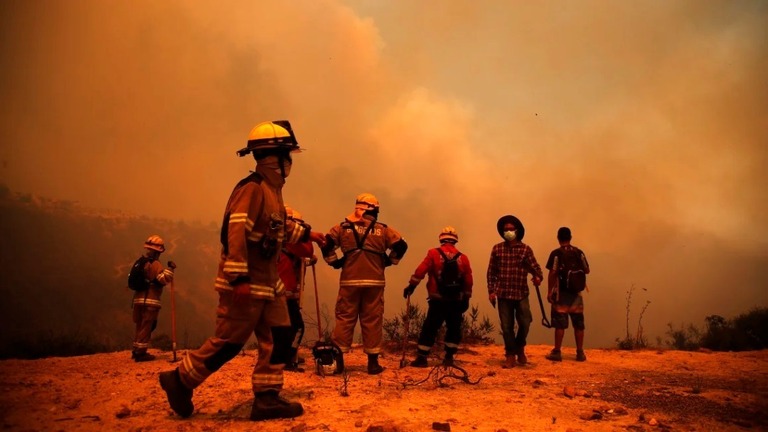 南米チリで起きた大規模な森林火災に対応する消防士ら/Javier Torres/AFP/Getty Images