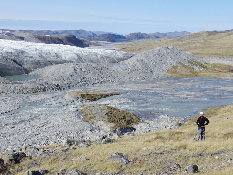 かつて氷と雪があった場所には湿地と低木地帯が広がっている＝グリーンランド西部のラッセル氷河/Jonathan Carrivick/University of Leeds