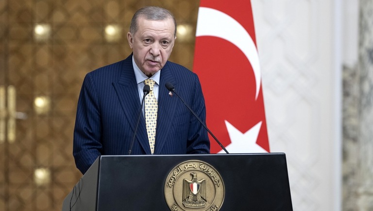 エジプト・カイロで記者会見に臨むトルコのエルドアン大統領/Utku Ucrak/Anadolu/Getty Images
