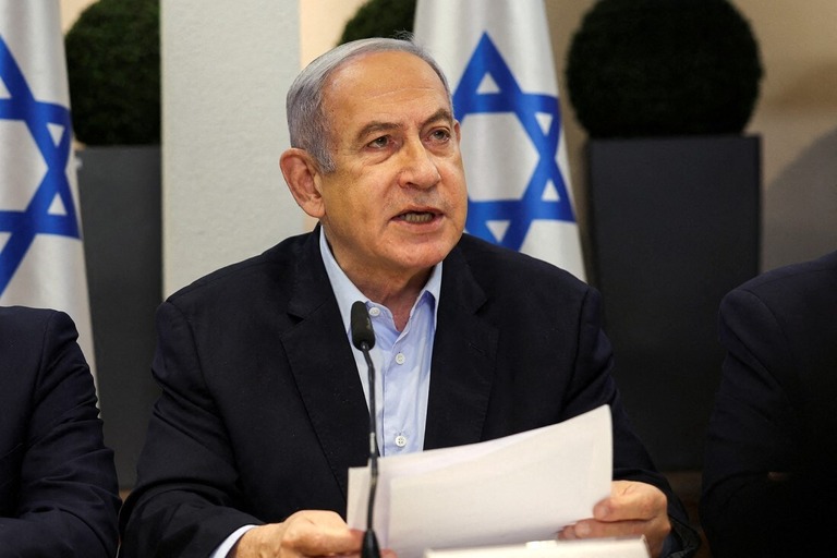 閣議で発言するイスラエルのネタニヤフ首相＝１月７日、イスラエル・テルアビブ/Ronen Zvulun/Pool/Reuters